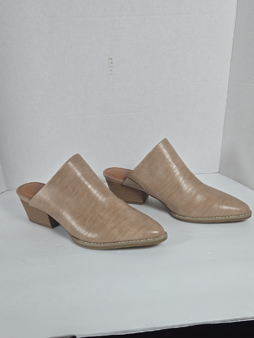 Universal Thread Tan Textured Slip-On Block Heel Mules Clogs Size 9